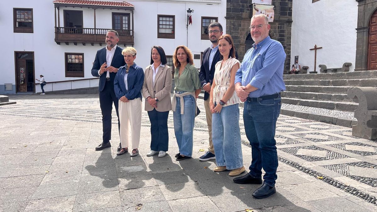 Dirigentes del PSOE, este lunes, en Santa Cruz de La Palma.