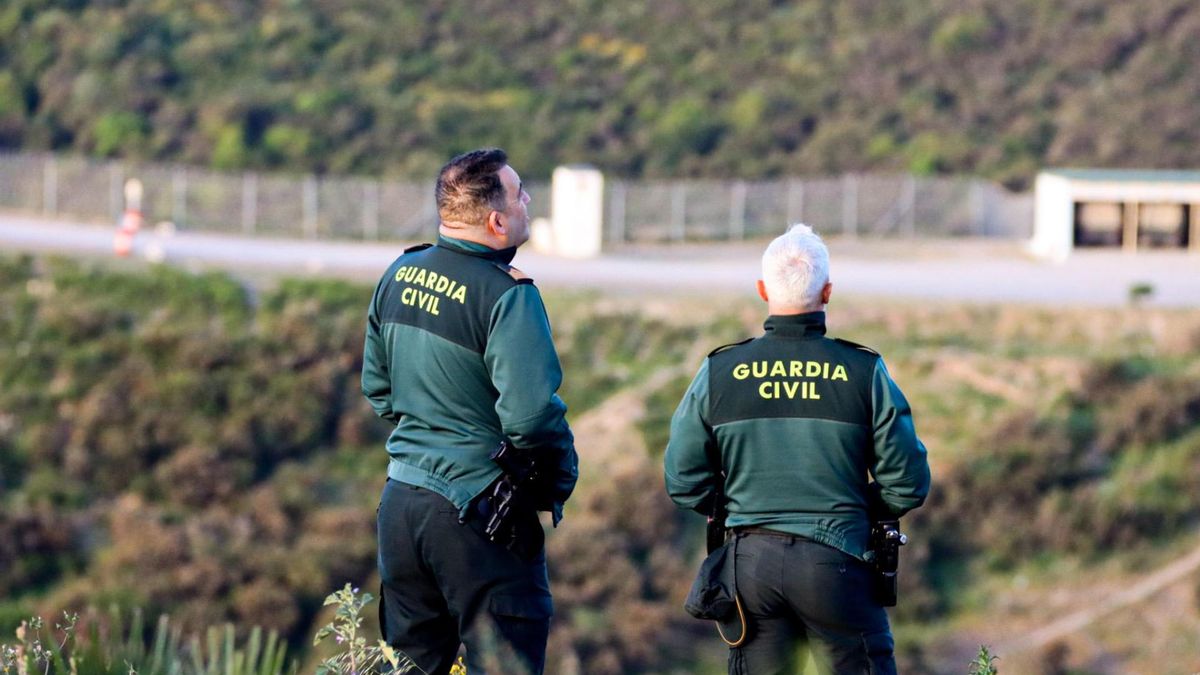 Imagen de archivo de una pareja de agentes de la Guardia Civil en una zona montañosa.