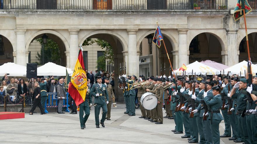 La Guardia Civil sale del cuartel y lleva el desfile de la fiesta nacional de España al centro de Vitoria por primera vez