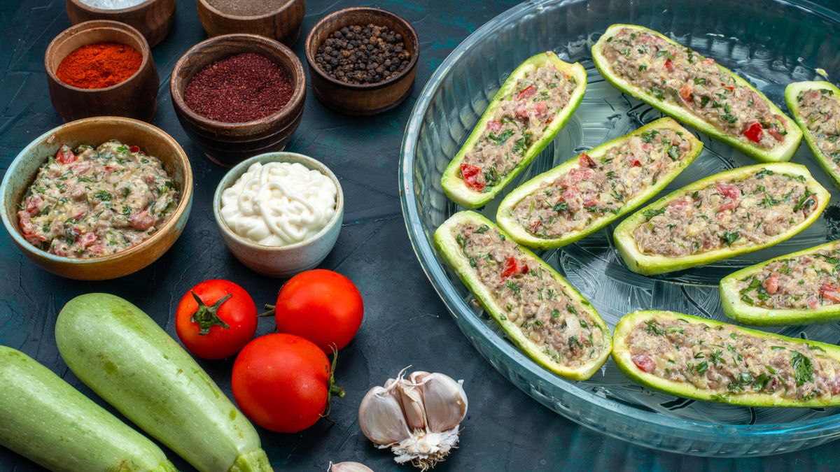 Rellenos o en tortitas: dos maneras sencillas de preparar una plato de calabacines con atún