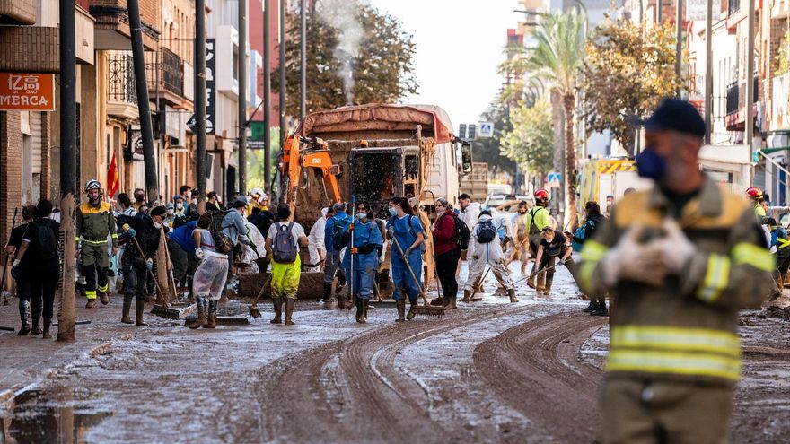 Decenas de personas en una de las zonas afectadas por la DANA, a 10 de noviembre de 2024, en Massanassa, Valencia, Comunidad Valenciana (España).