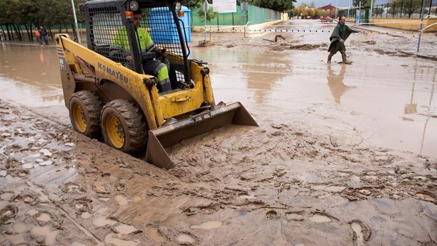 Un bombero desaparecido y 500 incidencias en el norte de Málaga por la lluvia