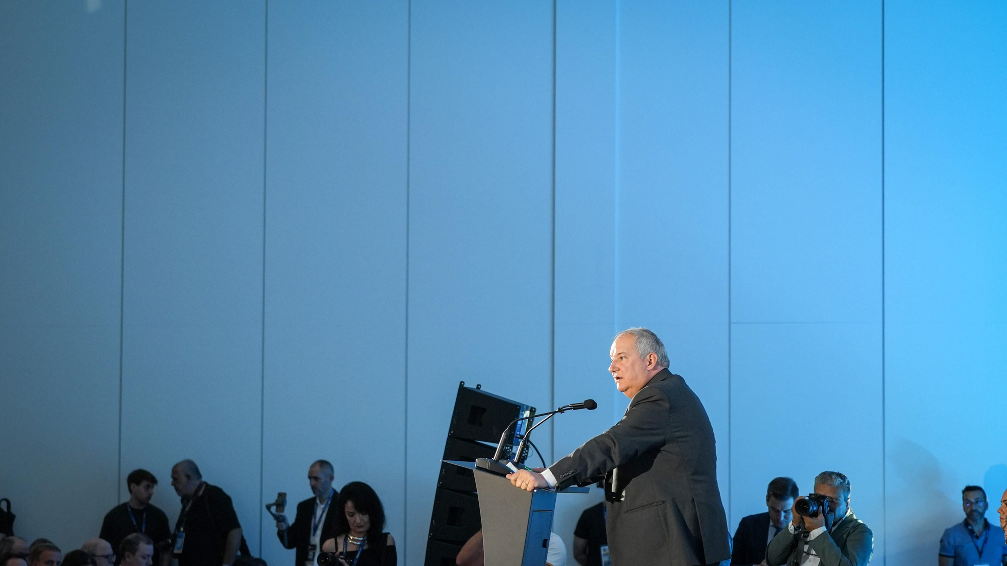 El ministro de Industria y Turismo, Jordi Hereu, y el alcalde de Córdoba, José María Bellido, durante la apertura del Foro Internacional de Defensa Indudef