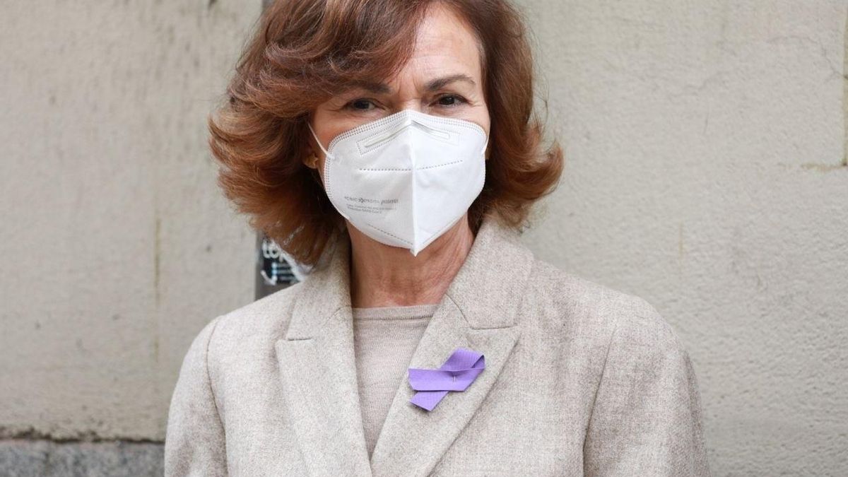 La vicepresidenta primera del Gobierno, Carmen Calvo, en el minuto de silencio en Ferraz.