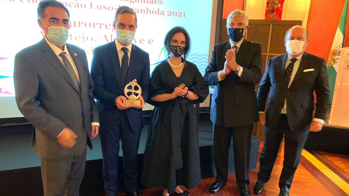 El consejero de Hacienda, Juan Bravo, muestra el galardón en el acto oficial de entrega.