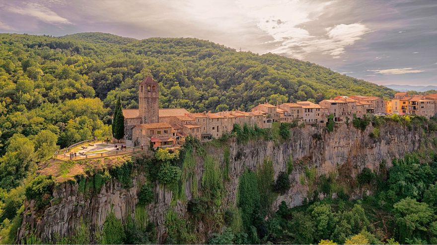 Viajar en vertical: pueblos colgados, ciudades en alto y casas que se asoman al vacío