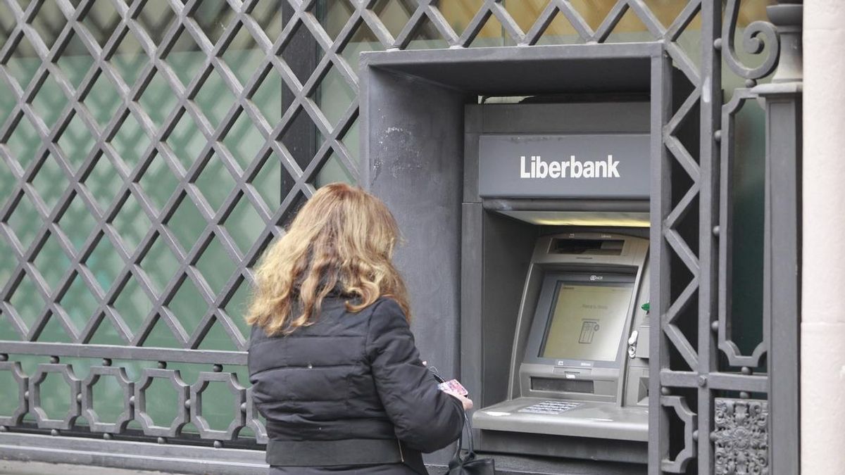 Una mujer retira dinero en un cajero de Liberbank.