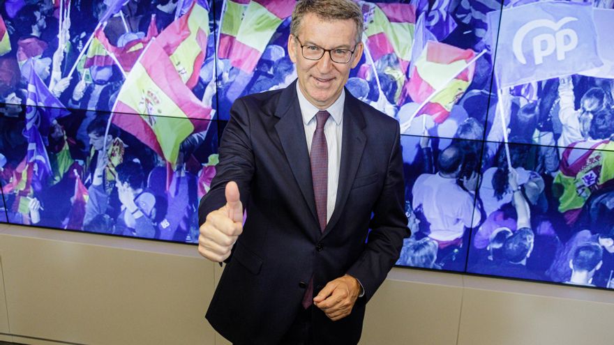 El presidente del Partido Popular, Alberto Núñez Feijóo, posa a su llegada a la Junta Directiva del PP, en la sede de Génova, a 30 de mayo de 2023, en Madrid (España).