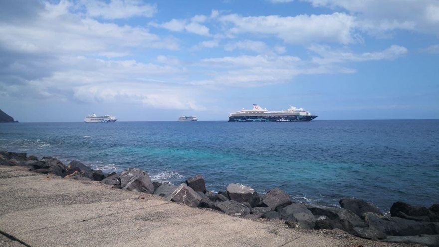 Cruceros desde la playa de Las Teresitas