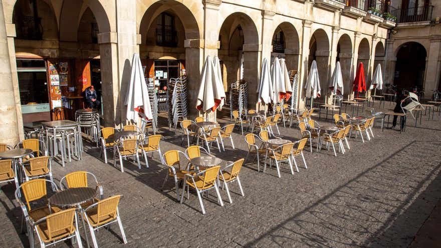 Un camarero monta la terraza de un bar de Vitoria. EFE/David Aguilar/Archivo