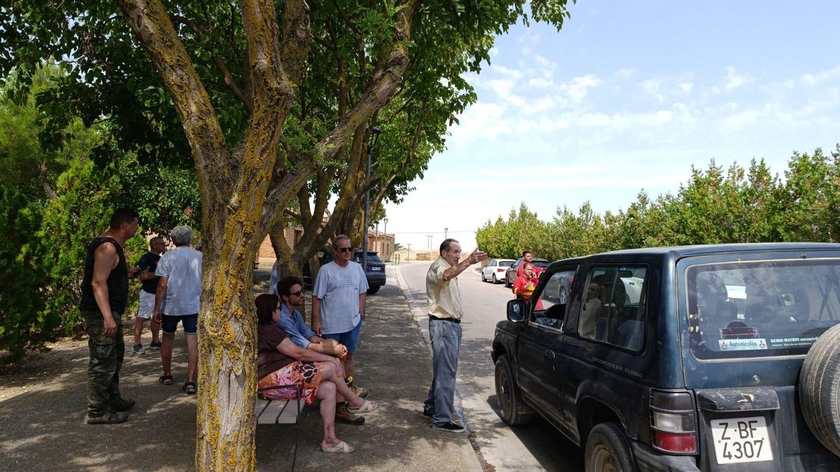 Vecinos desalojados esperando noticias
