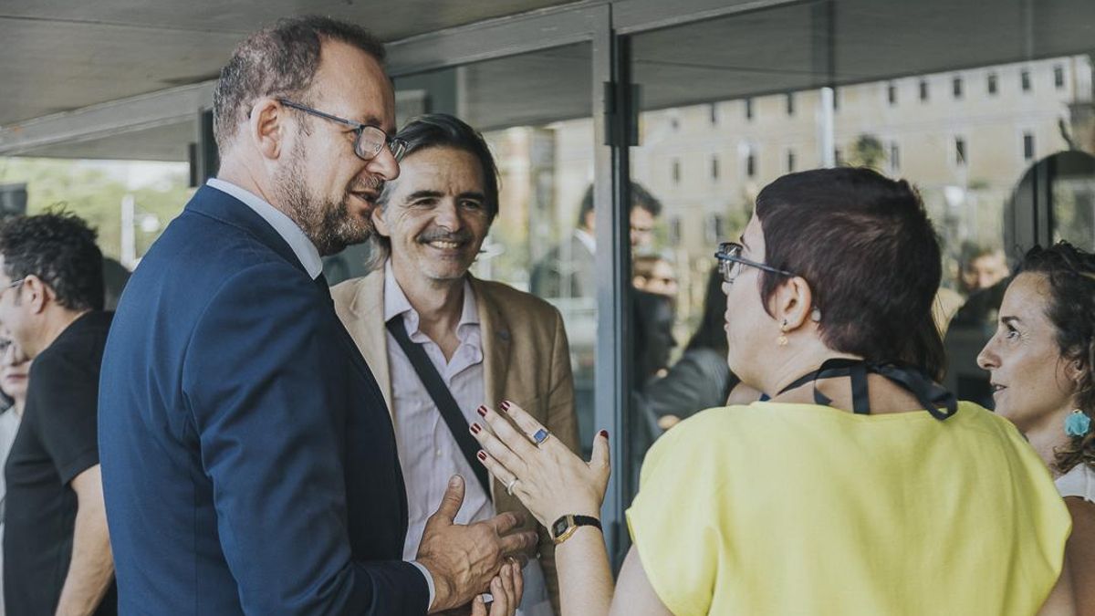 De izquierda a derecha, Pepe Guillén, teniente de alcalde del ayuntamiento de Murcia; Miguel Ángel Pérez, director de Gabinete del Ayuntamiento de Murcia; y Elisa Reche, directora de elDiario.es Región de Murcia