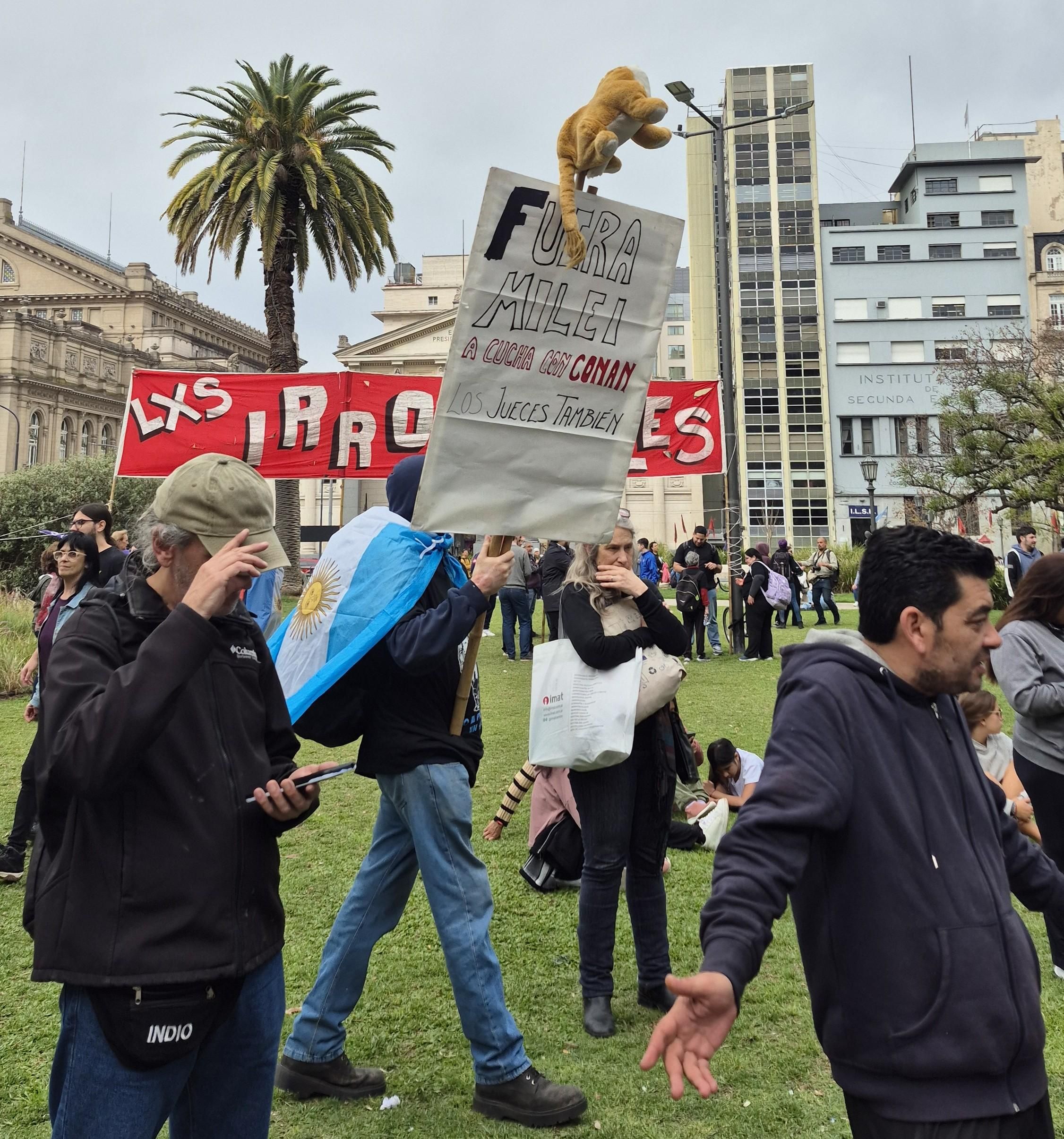 "Fuera Milei. A cucha con Conan", rezaba el cartel de un manifestantes. 