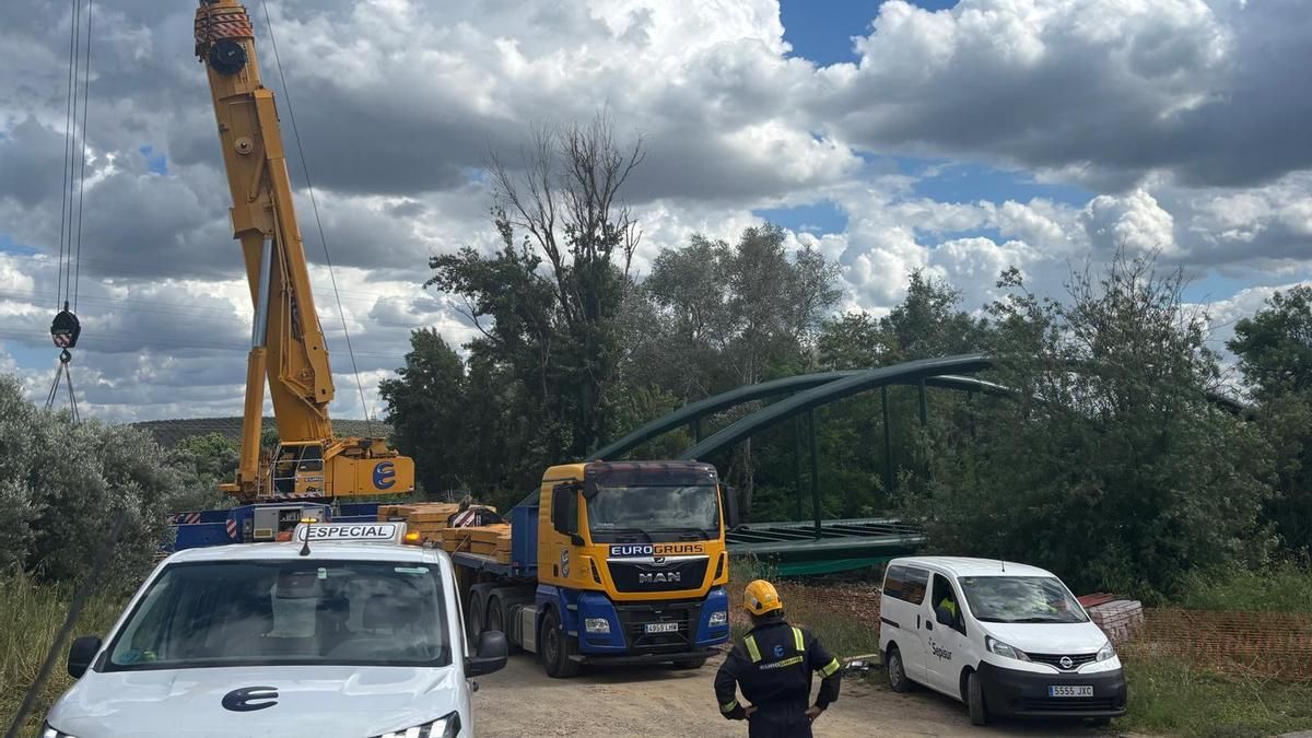 Estructura metálica sobre el puente de Alcolea