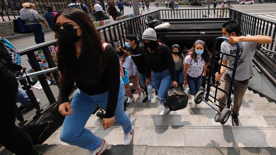 Varias personas caminan hoy con las medidas preventivas por el coronavirus en el Centro Histórico de Ciudad de México (México).  EFE/Carlos Ramírez