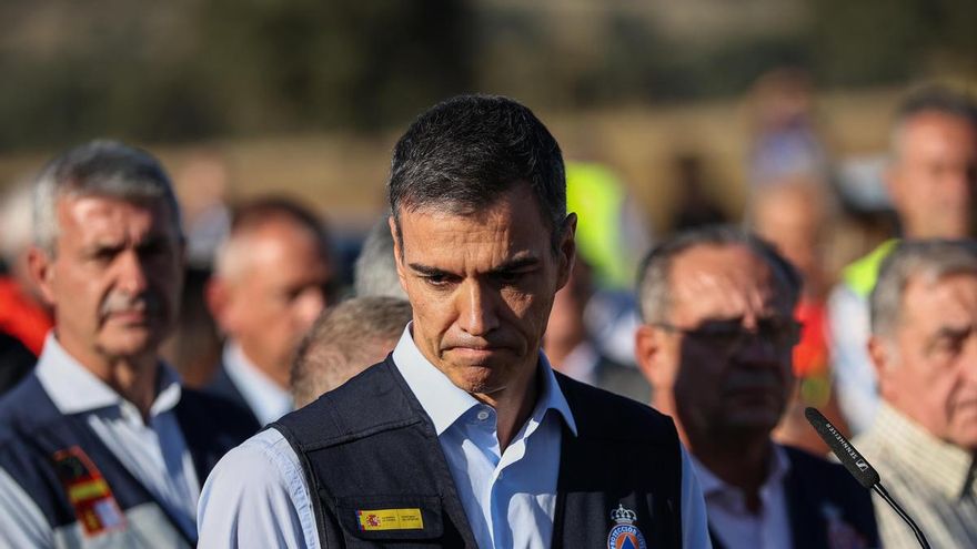 Pedro Sánchez, este miércoles en la visita al puesto de mando del lugar del accidente