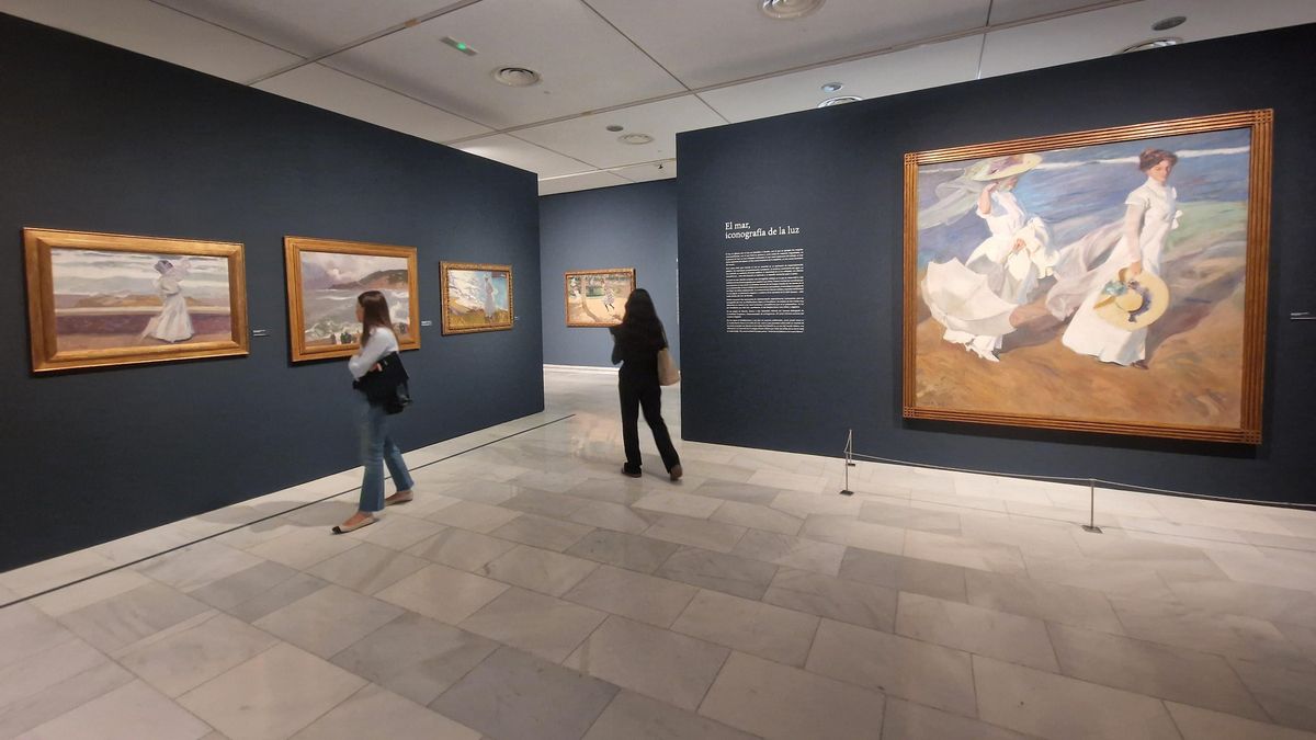 A la derecha Paseo a Orillas del Mar (1909) Joaquín Sorolla. Fundación Bancaja / Museo Sorolla.