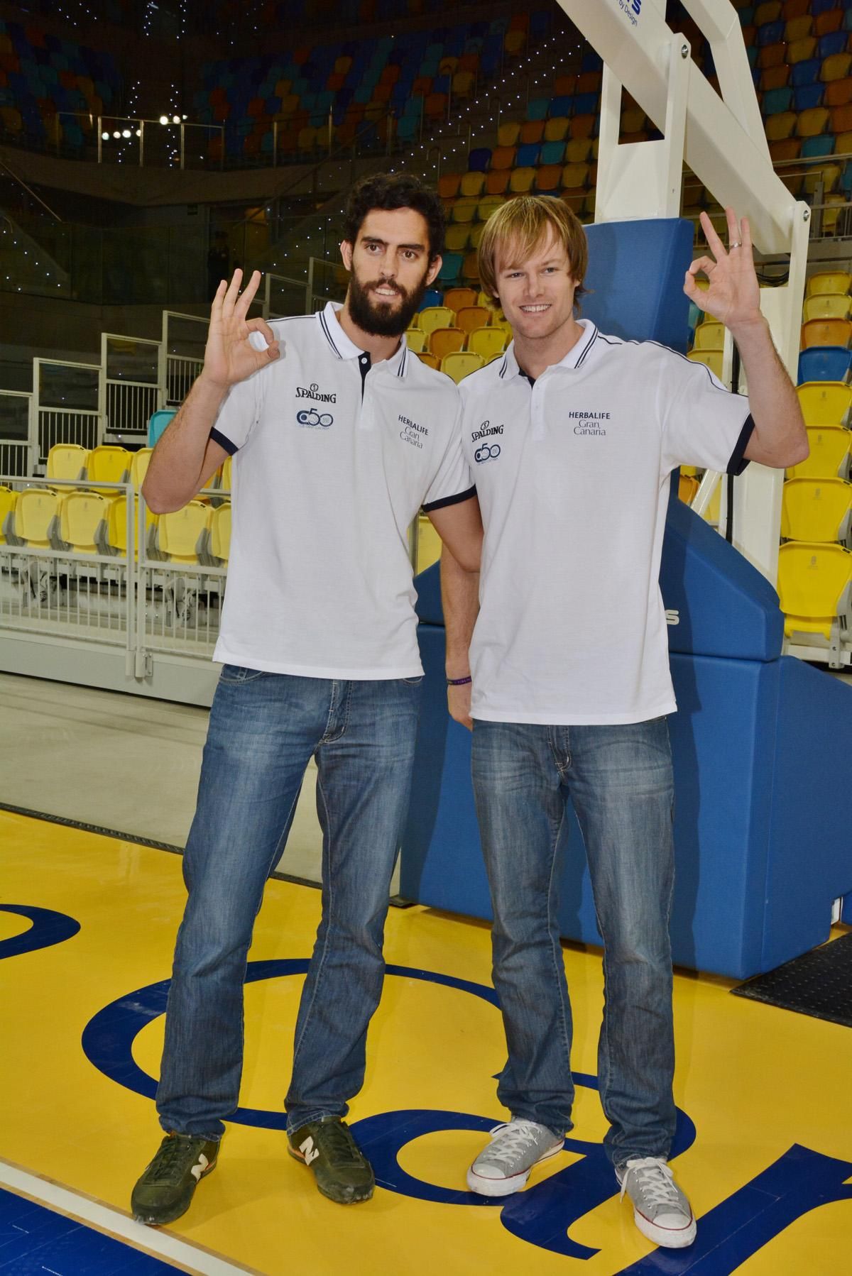Javier Beirán y Brad Newley, jugadores del Herbalife Gran Canaria, en la inauguración del Gran Canaria Arena. ACFI PRESS