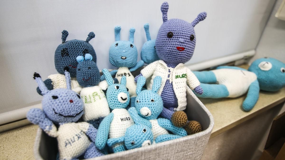 Fotoncito, el muñeco de croché creado por el personal de Oncología Radioterápica para niños.