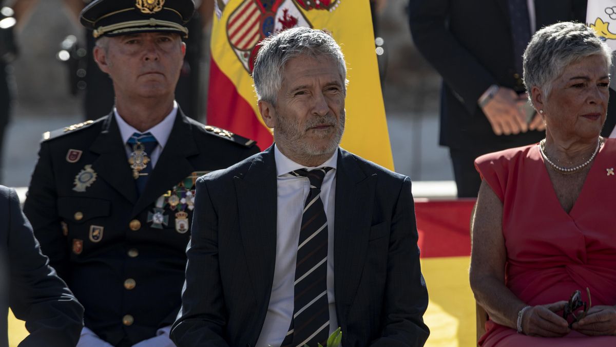 El ministro del Interior, Fernando Grande-Marlaska, durante el acto de entrega de la bandera de España, en las Murallas Reales a 10 de julio de 2024, en Ceuta (España)