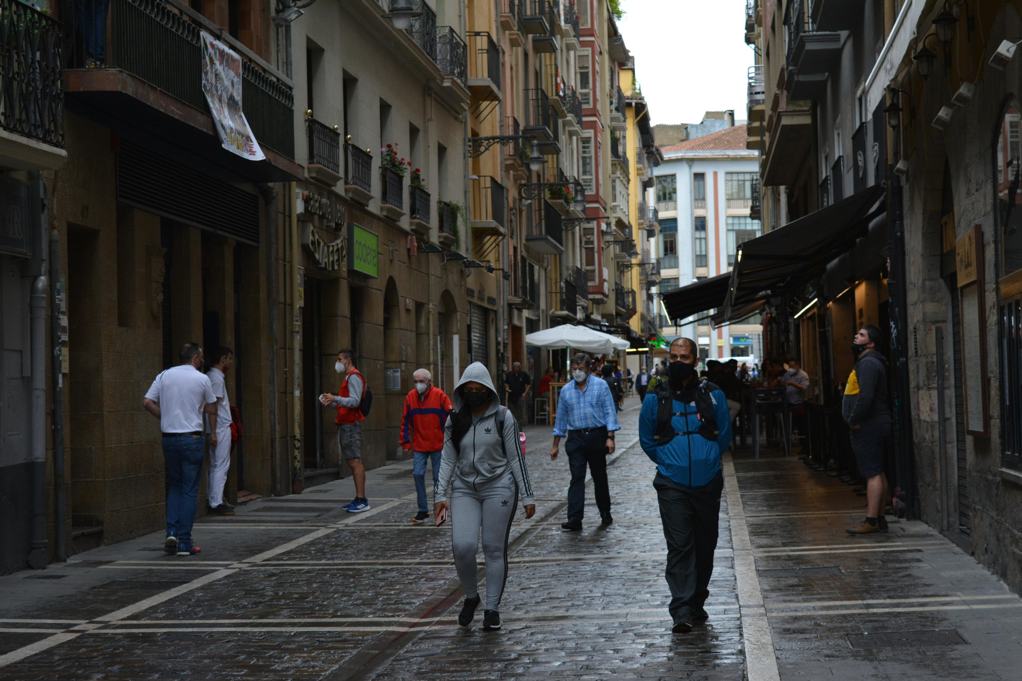Dos peregrinos caminan por la calle Estafeta de Pamplona el 6 de julio de 2021