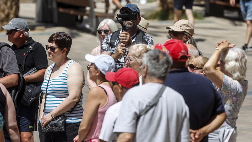 El turismo comienza a frenar su crecimiento ante el parón de la demanda española por los altos precios
