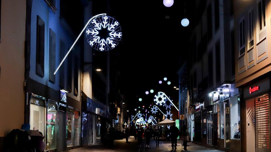 Varias personas pasean por las calles alumbradas de La Laguna