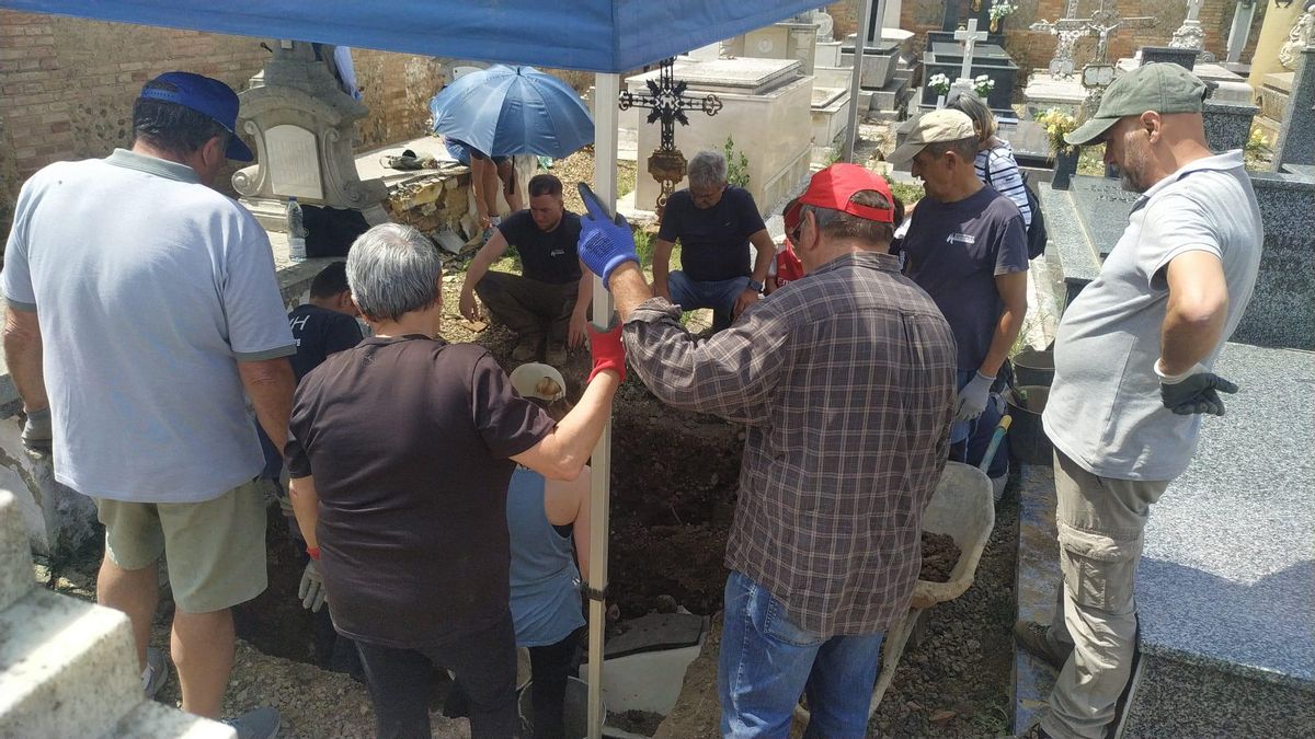 Apertura de la fosa donde se buscan los restos de al menos cuatro 'paseados' en diciembre de 1936 en Mansilla de las Mulas.