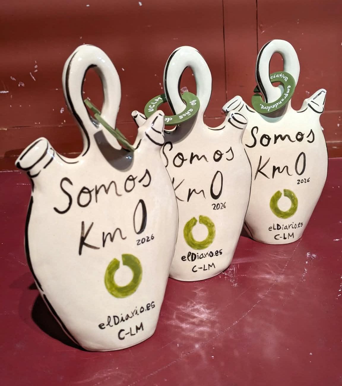 Reconocimientos Somos Km.0 elaborados por María Camisón (Alhaja Cerámica) con detalle de Celia Espinosa (Soy la Mona)
