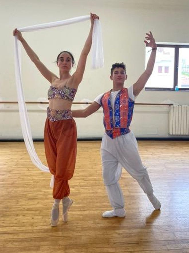 Nicolás durante un ensayo con una compañera.