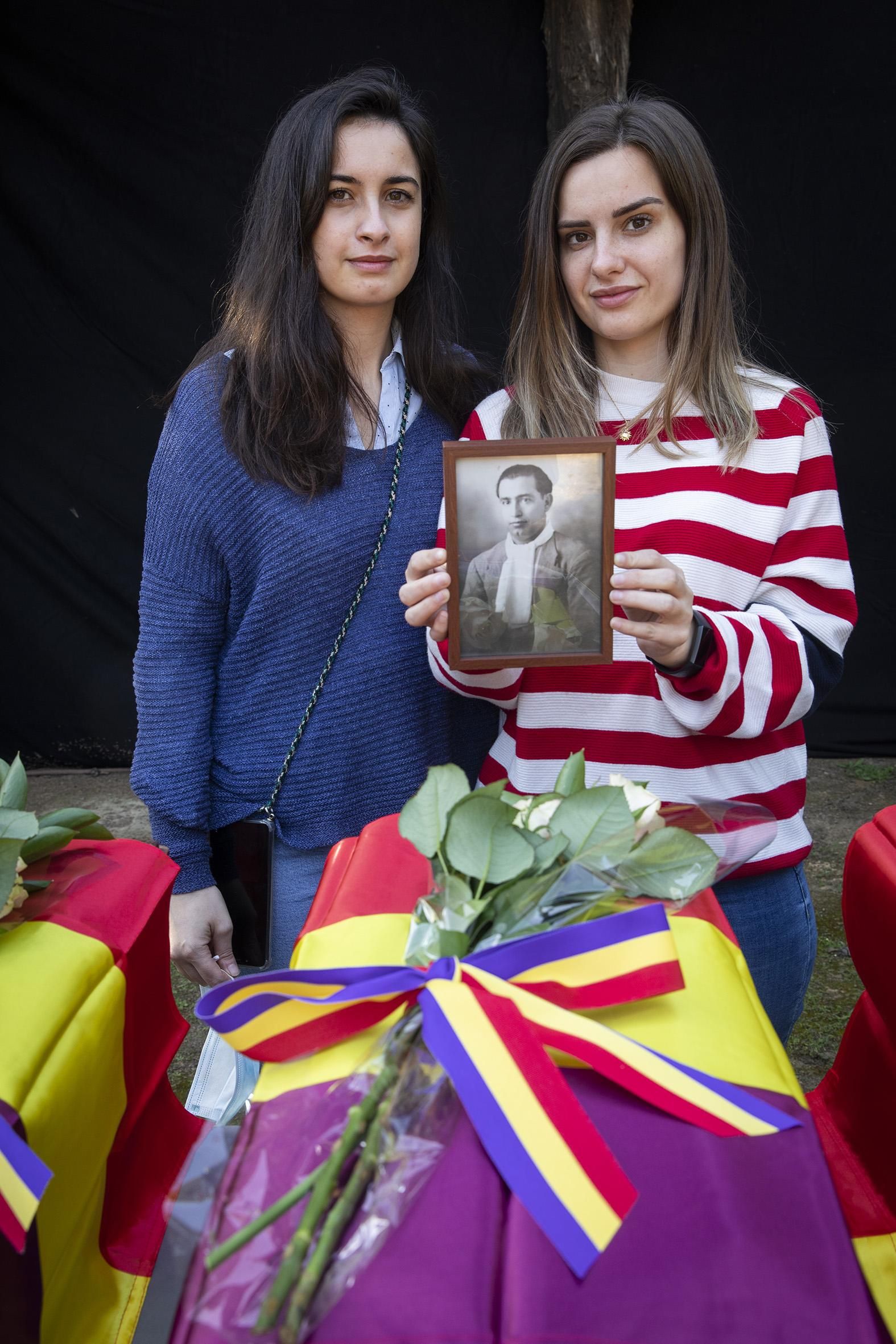 Inés y Marta Sieres Alberola, con la fotografía de su familiar fusilado.
