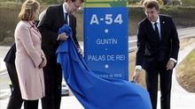 Rajoy abre un tramo de autovía que pone como ejemplo de los hechos frente a las promesas