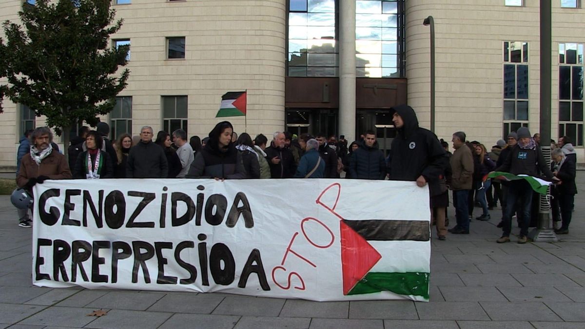 Protesta para apoyar a los activistas navarros que han declarado por sus protestas en La Vuelta Ciclista