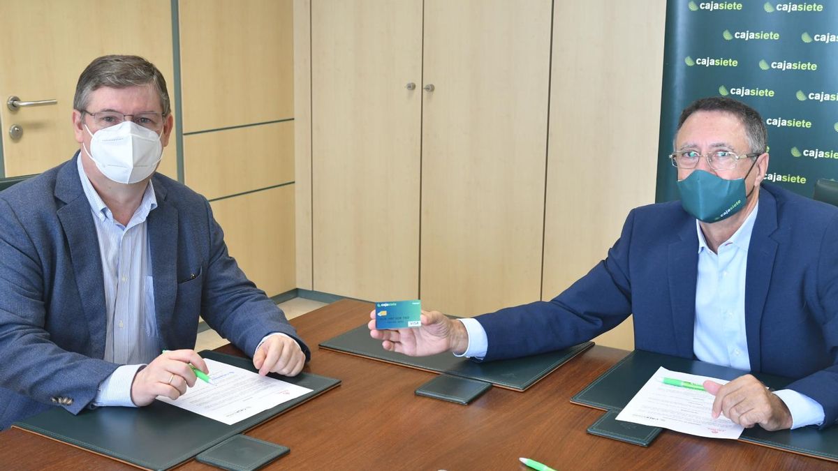 El presidente de la Fundación Canaria Cajasiete-Pedro Modesto Campos, Fernando Berge, y el director de Cáritas Diocesana de Tenerife, Juan Ramón Ragnoni.