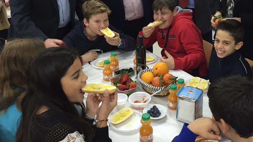 El Gobierno de Moreno descarta el aceite de oliva en el desayuno en los colegios del Día de Andalucía por la subida del precio