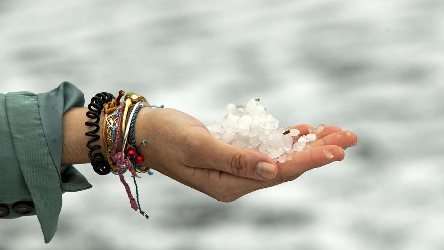 Una joven muestra en su mano el granizo que ha sorprendido este sábado en varias localidades de Lanzarote