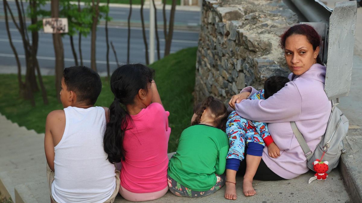 Una madre con sus hijos tras la caída de Nicolás Maduro.