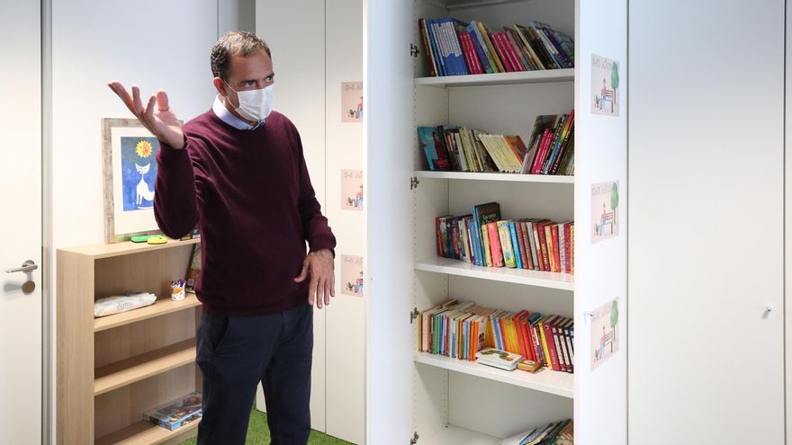 El magistrado Tomás Martín, en el banco de libros.