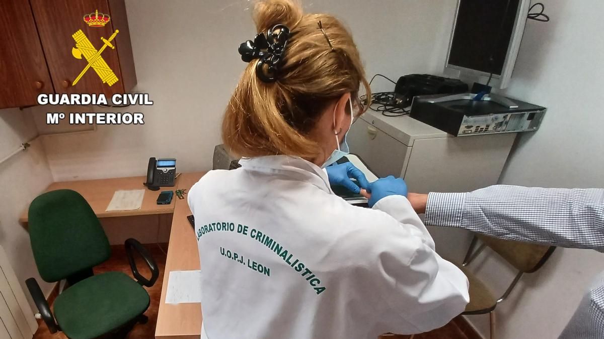 Dos detenidos en León por robo de vehículo, falsedad documental y estafa.