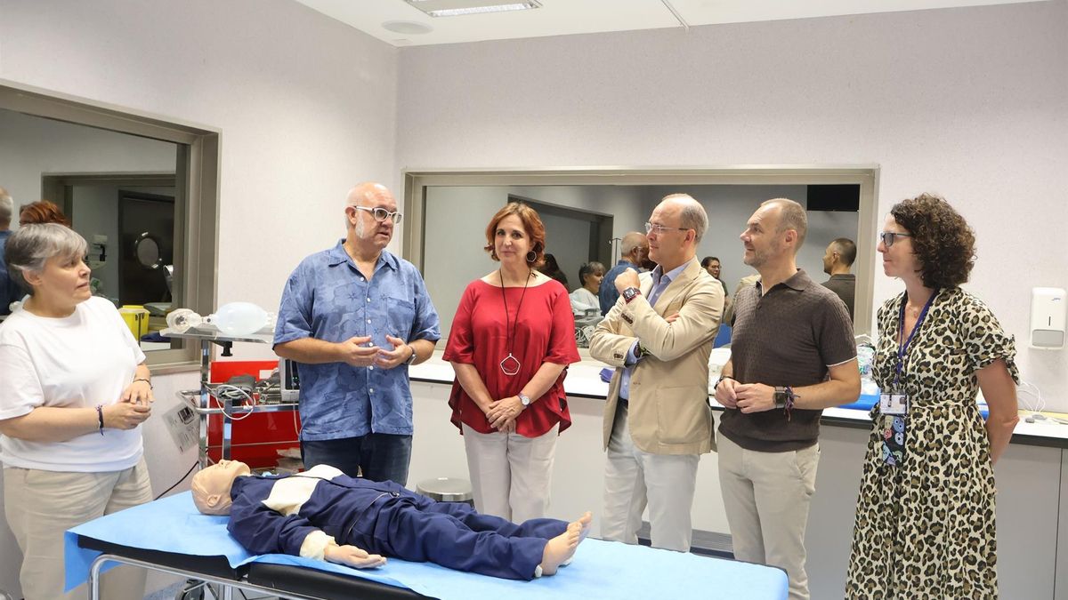 El gerente del Área Integrada de Cuenca, José Antonio Ballesteros, junto con la presidenta de la Sociedad Española de Medicina Familiar y Comunitaria (semFYC), Remedios Martín Álvarez y el delegado provincial de Sanidad, José María Pastor, en su visita.