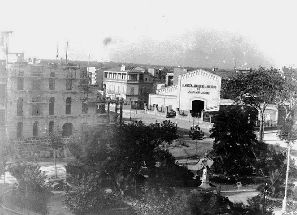 Vista del antiguo almacén de maderas Can Mir, reconvertido en cárcel franquista a mediados de 1936. En la actualidad, ocupan ese mismo espacio los actuales cines Augusta