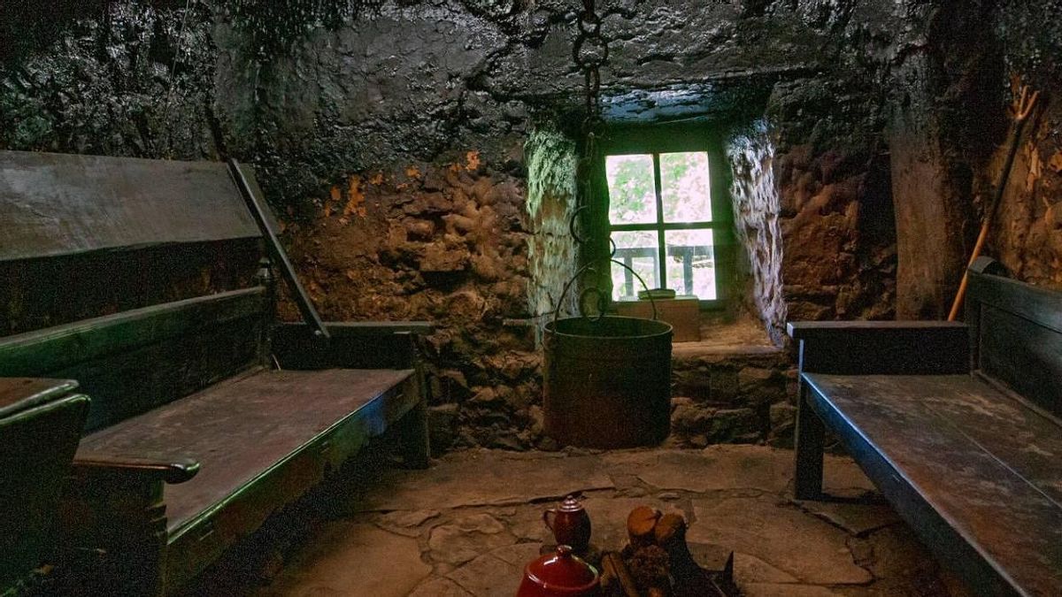 Patrimonio de la Junta autoriza cambiar la original techumbre negra de teito de la Casa del Humo en Lois