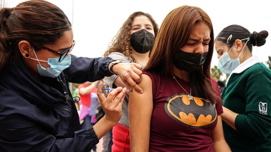 Personal de salud aplica la vacuna contra covid-19 a jóvenes de entre 15-17 años de edad hoy, en el museo del Trompo en Tijuana, estado de Baja California (México). EFE/Joebeth Terriquez