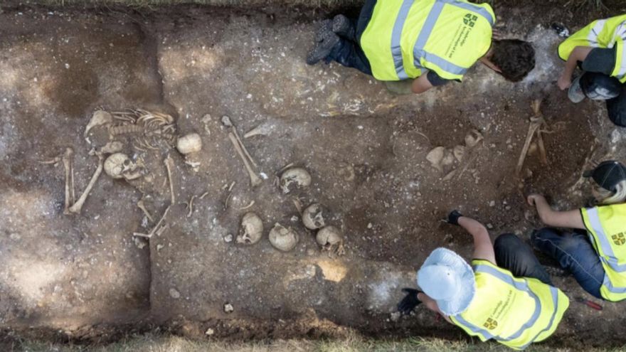 Un 'gigante' aparece junto a nueve guerreros en una fosa común vikinga localizada a las afueras de Cambridge