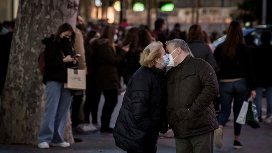 Una residencia de l’Hospitalet, la primera en recibir la vacuna en Catalunya: estos son los centros que estrenarán la campaña