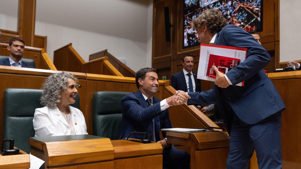 Eneko Andueza, líder del PSE-EE, estrechando la mano del lehendakari