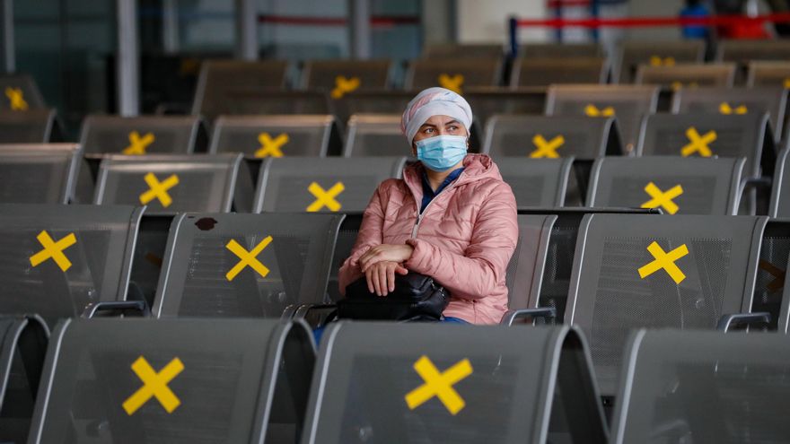 Una pasajera espera la salida de su vuelo en el aeropuerto de Vnukovo, Rusia, en una imagen de archivo. EFE/EPA/YURI KOCHETKOV