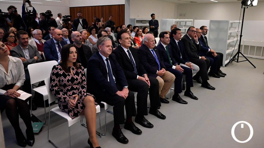 El presidente de la Junta de Andalucía participa en la colocación de los primeros fondos bibliográficos de la Biblioteca Grupo Cántico