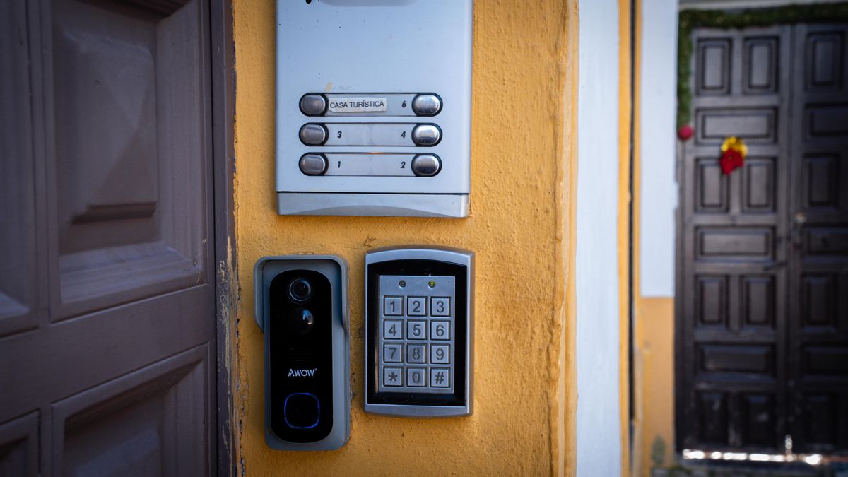 Los últimos vecinos del Pozanco denuncian el crecimiento de los apartamentos turísticos.