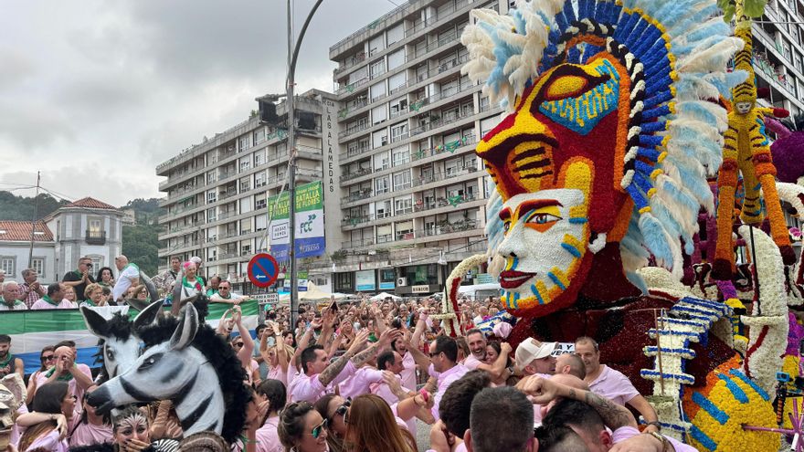 Archivo - La carroza 'Una y mil veces', ganadora de la Batalla de Flores de Laredo 2024.-ARCHIVO